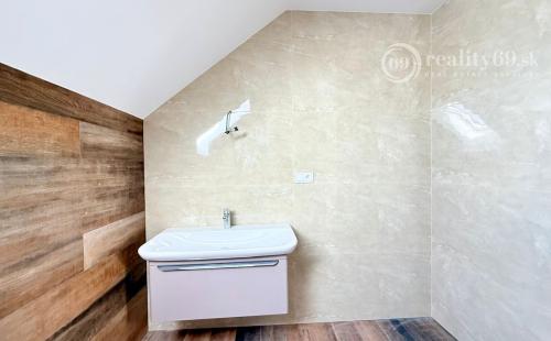 JANOVÍK NOVOSTAVBA 3 IZBOVÝ RD, TERASA, PIVNICA