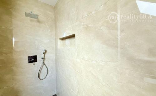 JANOVÍK NOVOSTAVBA 3 IZBOVÝ RD, TERASA, PIVNICA