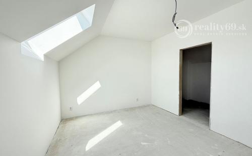 JANOVÍK NOVOSTAVBA 3 IZBOVÝ RD, TERASA, PIVNICA