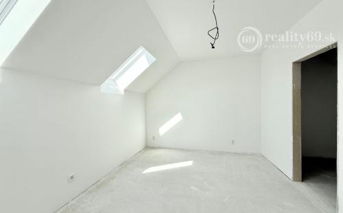 JANOVÍK NOVOSTAVBA 3 IZBOVÝ RD, TERASA, PIVNICA