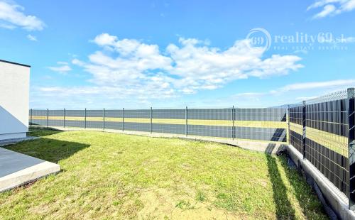 REZERVOVANÉ - HANISKA - KVALITNÁ NOVOSTAVBA 4 IZBOVÉHO RD, GARÁŽOVÉ STÁTIE, TERASA.