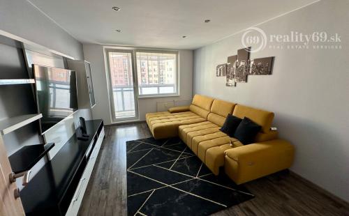 FURČA - KPT. JAROŠA PEKNÝ 2 IZBOVÝ BYT 58 M2, LODŽIA, PO REKONŠTRUKCII ZARIADENÝ.