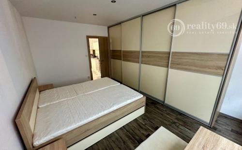 FURČA - KPT. JAROŠA PEKNÝ 2 IZBOVÝ BYT 58 M2, LODŽIA, PO REKONŠTRUKCII ZARIADENÝ.