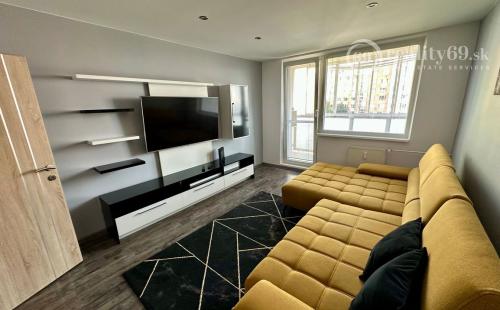 FURČA - KPT. JAROŠA PEKNÝ 2 IZBOVÝ BYT 58 M2, LODŽIA, PO REKONŠTRUKCII ZARIADENÝ.