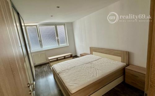 FURČA - KPT. JAROŠA PEKNÝ 2 IZBOVÝ BYT 58 M2, LODŽIA, PO REKONŠTRUKCII ZARIADENÝ.