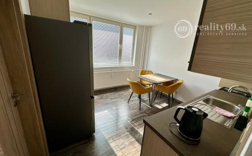 FURČA - KPT. JAROŠA PEKNÝ 2 IZBOVÝ BYT 58 M2, LODŽIA, PO REKONŠTRUKCII ZARIADENÝ.