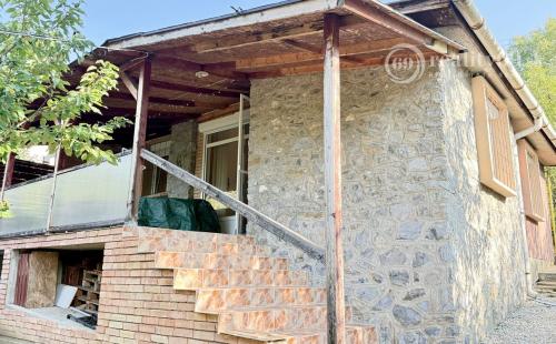 MAĎARSKO - JAZERO RAKACA - 4 IZBOVÁ CHATA, TERASA, VÍRIVKA.