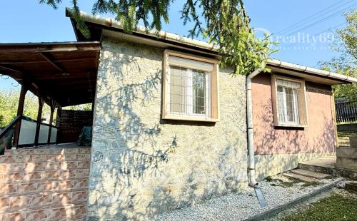 MAĎARSKO - JAZERO RAKACA - 4 IZBOVÁ CHATA, TERASA, VÍRIVKA.