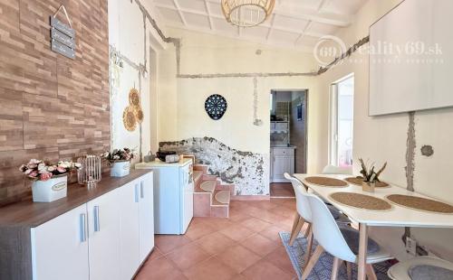 MAĎARSKO - JAZERO RAKACA - 4 IZBOVÁ CHATA, TERASA, VÍRIVKA.