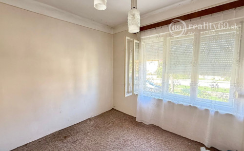 MAĎARSKO - SZALONNA 4 IZBOVÝ RODINNÝ DOM NA KĽUDNOM MIESTE