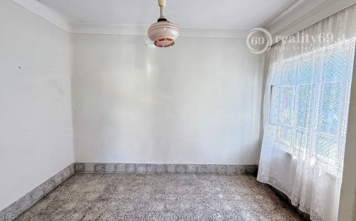 MAĎARSKO - SZALONNA 4 IZBOVÝ RODINNÝ DOM NA KĽUDNOM MIESTE