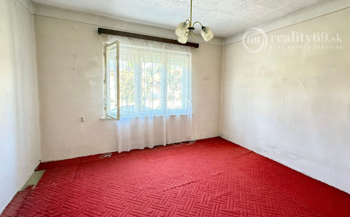 MAĎARSKO - SZALONNA 4 IZBOVÝ RODINNÝ DOM NA KĽUDNOM MIESTE