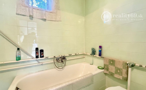 MAĎARSKO - SZALONNA 4 IZBOVÝ RODINNÝ DOM NA KĽUDNOM MIESTE