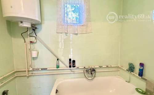 MAĎARSKO - SZALONNA 4 IZBOVÝ RODINNÝ DOM NA KĽUDNOM MIESTE