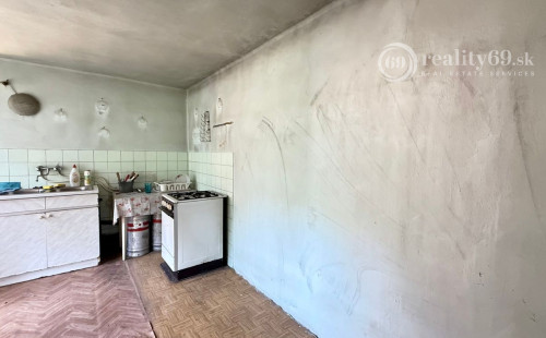 MAĎARSKO - SZALONNA 4 IZBOVÝ RODINNÝ DOM NA KĽUDNOM MIESTE