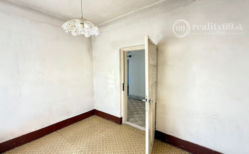 MAĎARSKO - SZALONNA 4 IZBOVÝ RODINNÝ DOM NA KĽUDNOM MIESTE