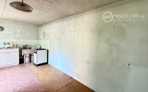 MAĎARSKO - SZALONNA 4 IZBOVÝ RODINNÝ DOM NA KĽUDNOM MIESTE