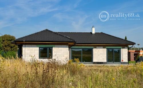 BENIAKOVCE - 4 IZBOVÝ PEKNÝ RD 107 M2 S TERASOU, HRUBÁ STAVBA.