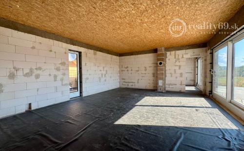 BENIAKOVCE - 4 IZBOVÝ PEKNÝ RD 107 M2 S TERASOU, HRUBÁ STAVBA.