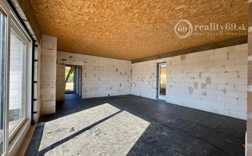 BENIAKOVCE - 4 IZBOVÝ PEKNÝ RD 107 M2 S TERASOU, HRUBÁ STAVBA.