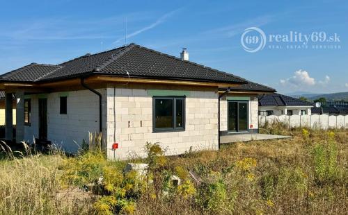 BENIAKOVCE - 4 IZBOVÝ PEKNÝ RD 107 M2 S TERASOU, HRUBÁ STAVBA.