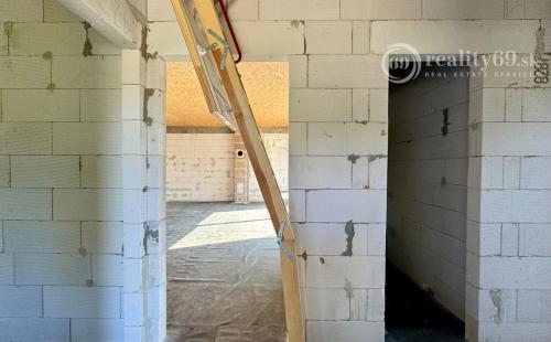 BENIAKOVCE - 4 IZBOVÝ PEKNÝ RD 107 M2 S TERASOU, HRUBÁ STAVBA.