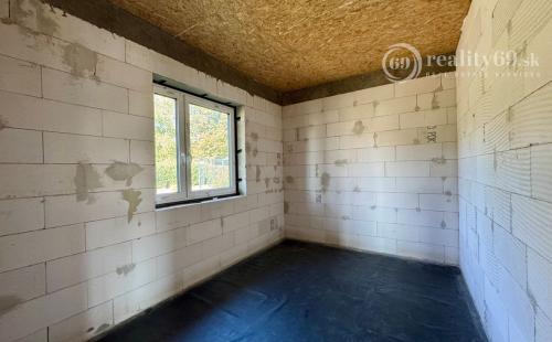 BENIAKOVCE - 4 IZBOVÝ PEKNÝ RD 107 M2 S TERASOU, HRUBÁ STAVBA.