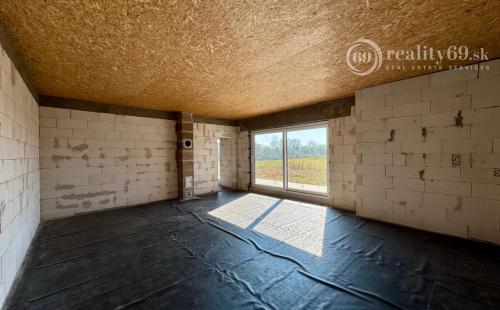 BENIAKOVCE - 4 IZBOVÝ PEKNÝ RD 107 M2 S TERASOU, HRUBÁ STAVBA.