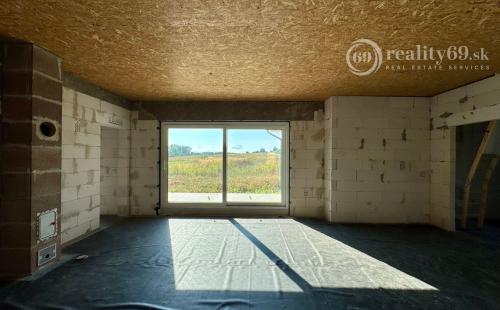 BENIAKOVCE - 4 IZBOVÝ PEKNÝ RD 107 M2 S TERASOU, HRUBÁ STAVBA.