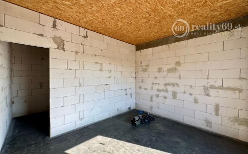 BENIAKOVCE - 4 IZBOVÝ PEKNÝ RD 107 M2 S TERASOU, HRUBÁ STAVBA.