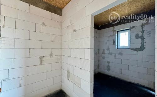 BENIAKOVCE - 4 IZBOVÝ PEKNÝ RD 107 M2 S TERASOU, HRUBÁ STAVBA.