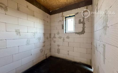 BENIAKOVCE - 4 IZBOVÝ PEKNÝ RD 107 M2 S TERASOU, HRUBÁ STAVBA.