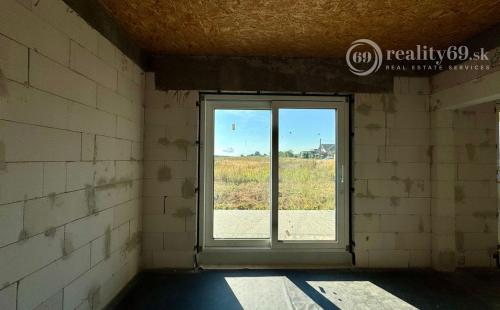 BENIAKOVCE - 4 IZBOVÝ PEKNÝ RD 107 M2 S TERASOU, HRUBÁ STAVBA.