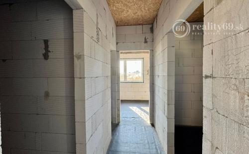 BENIAKOVCE - 4 IZBOVÝ PEKNÝ RD 107 M2 S TERASOU, HRUBÁ STAVBA.