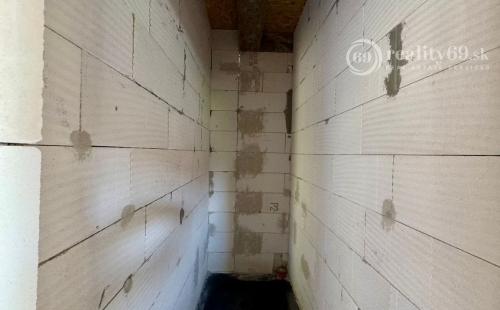 BENIAKOVCE - 4 IZBOVÝ PEKNÝ RD 107 M2 S TERASOU, HRUBÁ STAVBA.