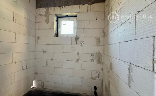 BENIAKOVCE - 4 IZBOVÝ PEKNÝ RD 107 M2 S TERASOU, HRUBÁ STAVBA.