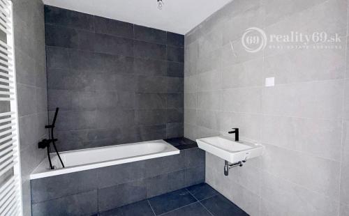 Bývanie snov na výbornej adrese Popradská  3-izbový byt s loggiou, garážové miesto, pivnica.