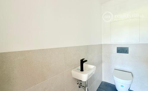 Bývanie snov na výbornej adrese Popradská  3-izbový byt s loggiou, garážové miesto, pivnica.