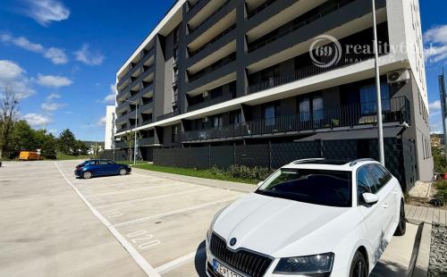 Bývanie snov na výbornej adrese Popradská  3-izbový byt s loggiou, garážové miesto, pivnica.