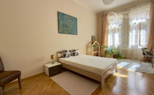 CENTRUM MESTA - HLAVNÁ ULICA, LUXUSNÝ, ZARIADENÝ 3 IZBOVÝ BYT S PARKOVACÍM MIESTOM VO DVORE.