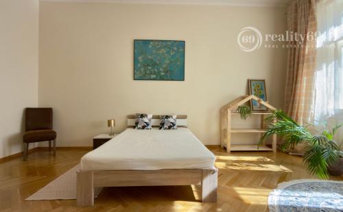 CENTRUM MESTA - HLAVNÁ ULICA, LUXUSNÝ, ZARIADENÝ 3 IZBOVÝ BYT S PARKOVACÍM MIESTOM VO DVORE.