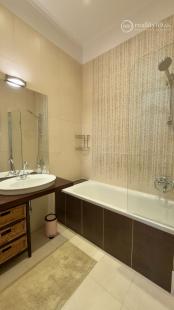 CENTRUM MESTA - HLAVNÁ ULICA, LUXUSNÝ, ZARIADENÝ 3 IZBOVÝ BYT S PARKOVACÍM MIESTOM VO DVORE.