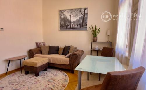 CENTRUM MESTA - HLAVNÁ ULICA, LUXUSNÝ, ZARIADENÝ 3 IZBOVÝ BYT S PARKOVACÍM MIESTOM VO DVORE.