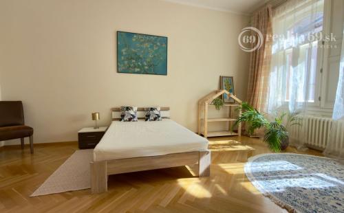 CENTRUM MESTA - HLAVNÁ ULICA, LUXUSNÝ, ZARIADENÝ 3 IZBOVÝ BYT S PARKOVACÍM MIESTOM VO DVORE.