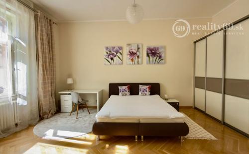 CENTRUM MESTA - HLAVNÁ ULICA, LUXUSNÝ, ZARIADENÝ 3 IZBOVÝ BYT S PARKOVACÍM MIESTOM VO DVORE.