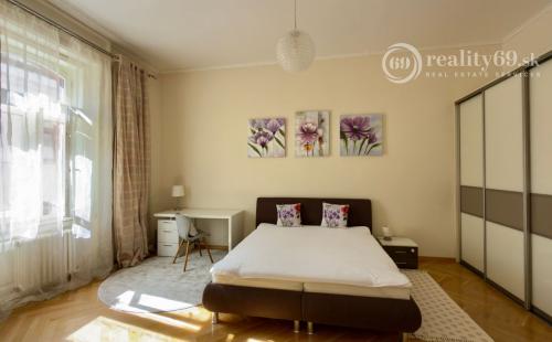 CENTRUM MESTA - HLAVNÁ ULICA, LUXUSNÝ, ZARIADENÝ 3 IZBOVÝ BYT S PARKOVACÍM MIESTOM VO DVORE.