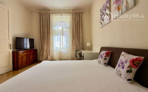 CENTRUM MESTA - HLAVNÁ ULICA, LUXUSNÝ, ZARIADENÝ 3 IZBOVÝ BYT S PARKOVACÍM MIESTOM VO DVORE.