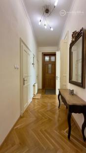 CENTRUM MESTA - HLAVNÁ ULICA, LUXUSNÝ, ZARIADENÝ 3 IZBOVÝ BYT S PARKOVACÍM MIESTOM VO DVORE.