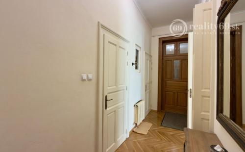 CENTRUM MESTA - HLAVNÁ ULICA, LUXUSNÝ, ZARIADENÝ 3 IZBOVÝ BYT S PARKOVACÍM MIESTOM VO DVORE.