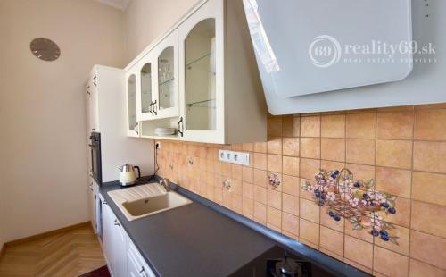 CENTRUM MESTA - HLAVNÁ ULICA, LUXUSNÝ, ZARIADENÝ 3 IZBOVÝ BYT S PARKOVACÍM MIESTOM VO DVORE.